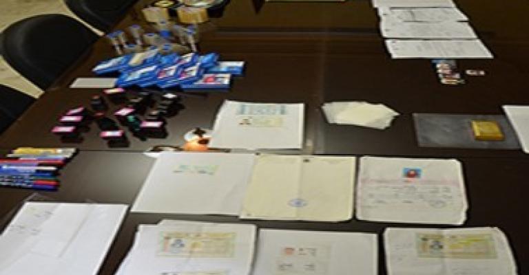 الامن يكشف قضيتي بيع وشراء وتزوير بطاقات انتخابية 