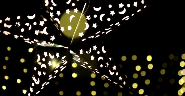 مولدات كهرباء تضيء زينة رمضان في مخيم الزعتري مولدات كهرباء تضيء زينة رمضان في مخيم الزعتري