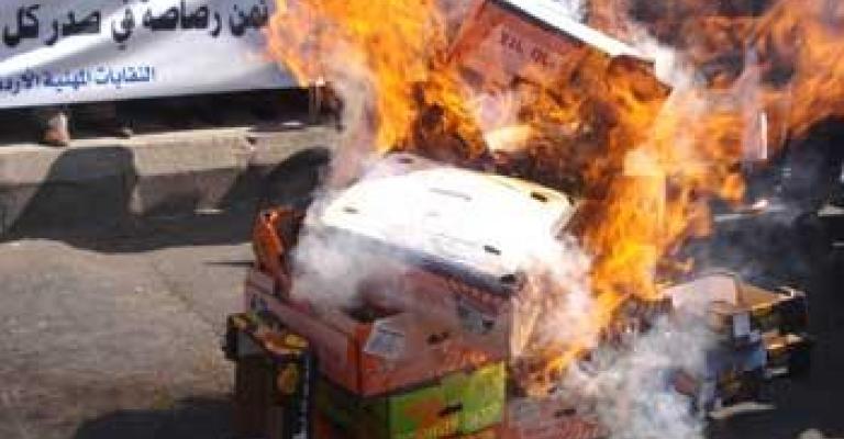 مهرجان وطني " لحرق كراتين الخضار والفواكه الإسرائيلية" مهرجان وطني " لحرق كراتين الخضار والفواكه الإسرائيلية"