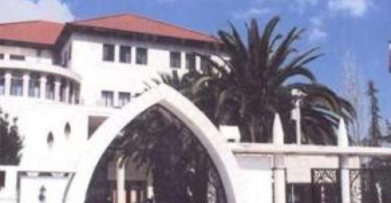 إقرار قانون المعلومات الائتمانية ووقف ترخيص إذاعة الوطن