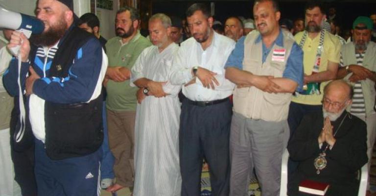 أخر صورة للمطران كبوتشي يصلي مع مسلمي أسطول الحرية أخر صورة للمطران كبوتشي يصلي مع مسلمي أسطول الحرية