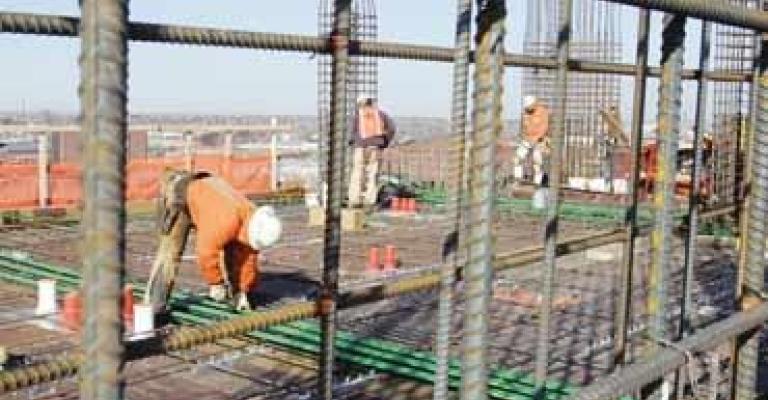 انهيار سور استنادي في بيادر وادي السير