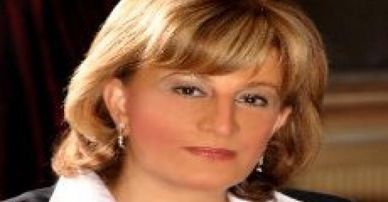 شخصية نسائية تحمل لقب معالي تشن هجوما على حكومة الرفاعي