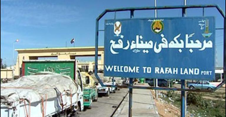 على معبر رفح غابت السفارة الأردنية وحضرت سفارات وفود أخرى على معبر رفح غابت السفارة الأردنية وحضرت سفارات وفود أخرى