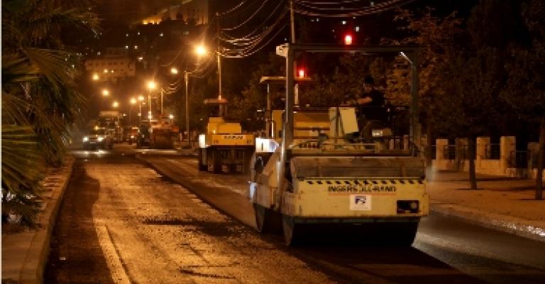 امانة عمان تواصل اعمال تعبيد باستخدام البازلت خلال الفترة الليلية 