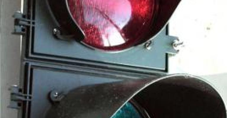 حملة تنظيف لرؤوس الإشارات الضوئية في عمان