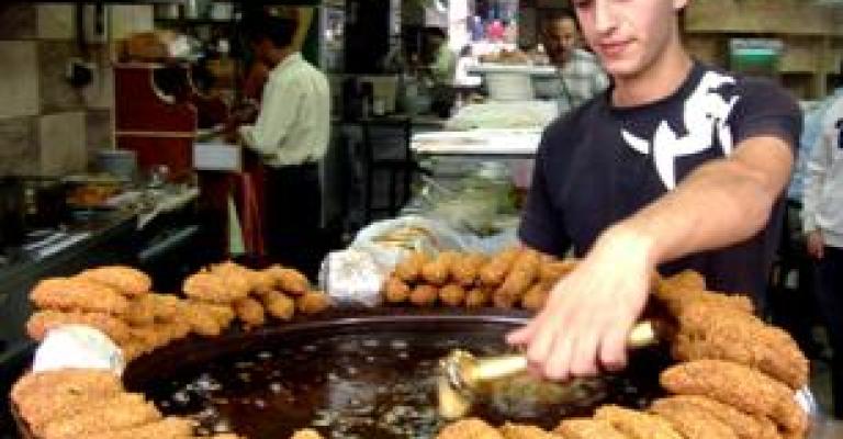 عامل يبتر اصابعه بماكينة الفلافل عامل يبتر اصابعه بماكينة الفلافل