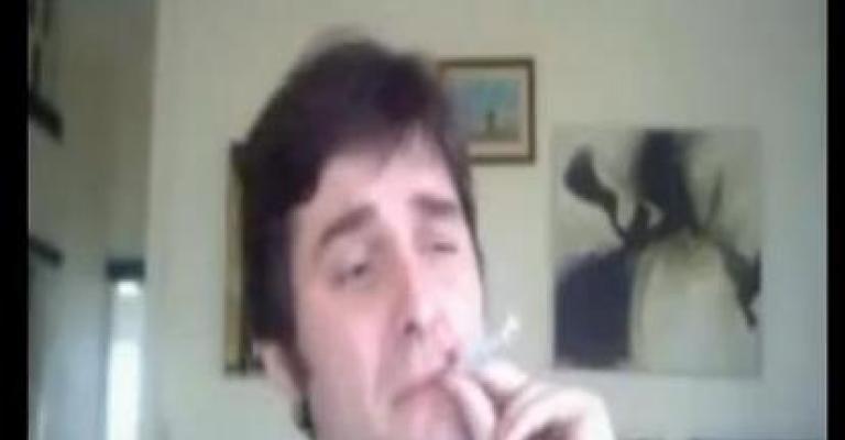 استاذ جامعي يمزق المصحف والانجيل ويدخن اوراقهما..فيديو استاذ جامعي يمزق المصحف والانجيل ويدخن اوراقهما..فيديو