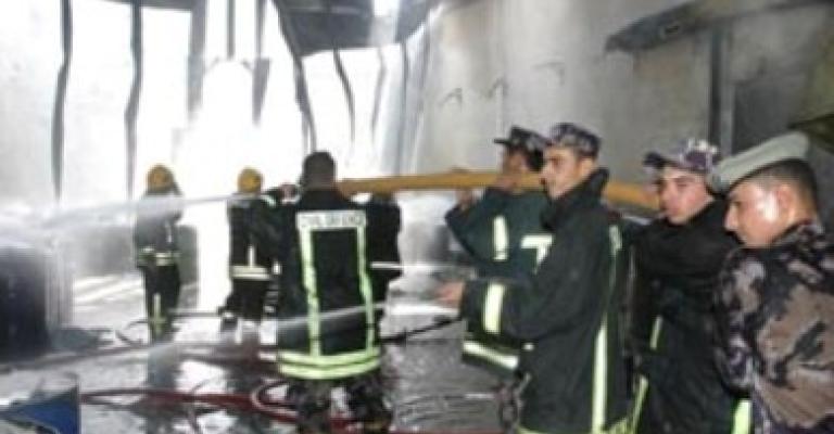 إخماد حريق كبير بمصنع دهانات إخماد حريق كبير بمصنع دهانات