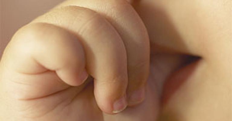 إنقاذ طفلة علق بإصبعها قطعة معدنية إنقاذ طفلة علق بإصبعها قطعة معدنية