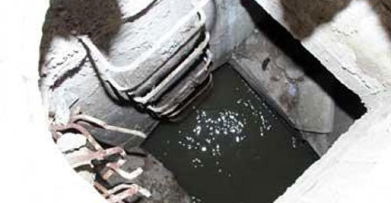  سقوط شخص داخل حفرة للصرف الصحي