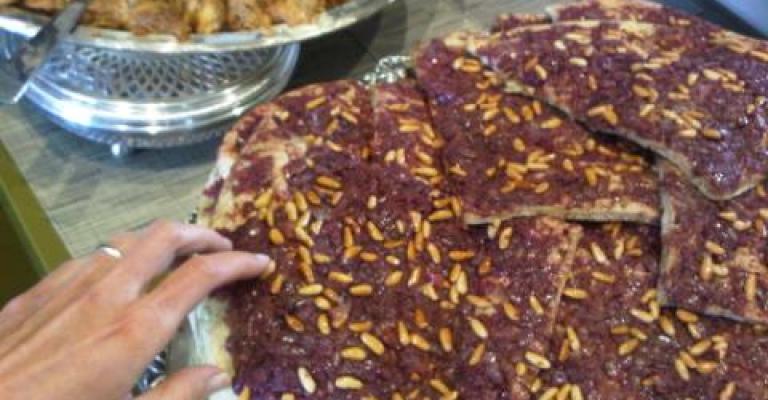  الملكة رانيا تتناول المسخن يوم الجمعة