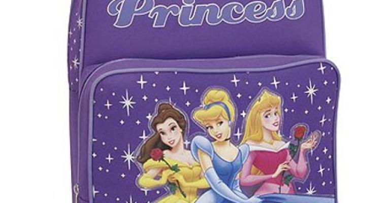 منتدى الرواد الكبار ومؤسسة جود يوزعان حقائب مدرسية 