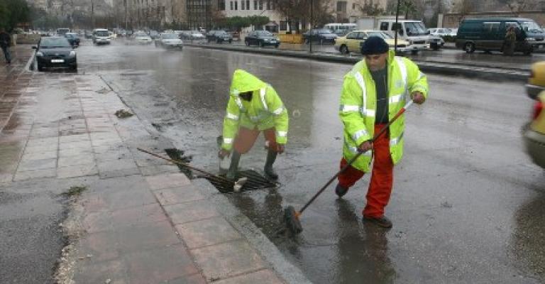  الامانة تتعامل مع تجمع للمياه 