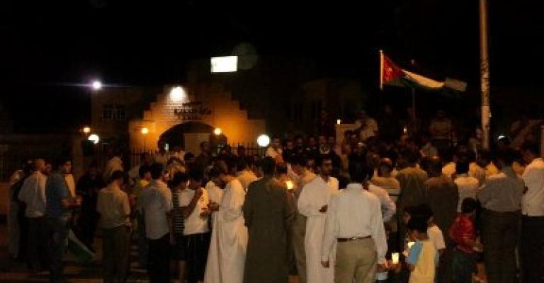 معتصمون بالشموع أمام محافظة الكرك: الحوت نهب بلدنا