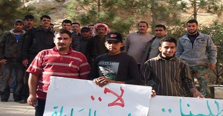 عمال مياومة زراعة الكرك يواصلون الاعتصام ويلوحون بالتصعيد