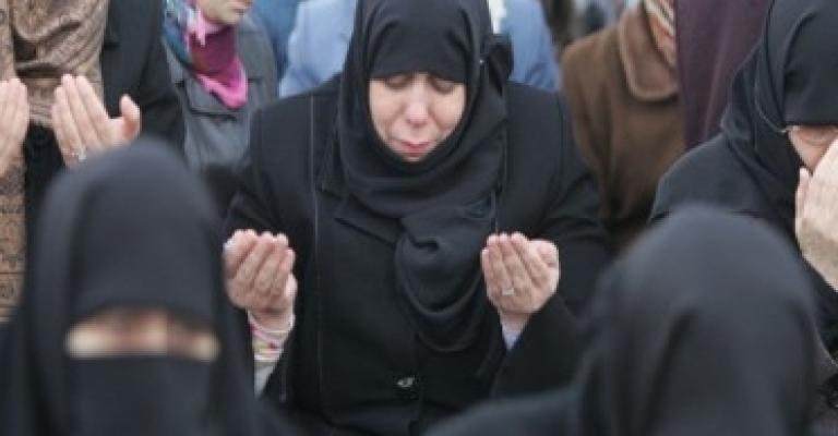 نصرتكم واجبنا.. صلاة الجمعة مقابل السفارة السورية 