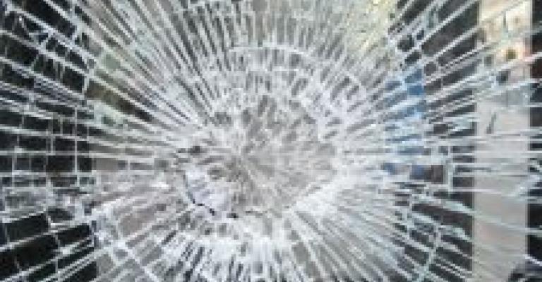 إصابة شخصين اثر سقوط الواح زجاجية