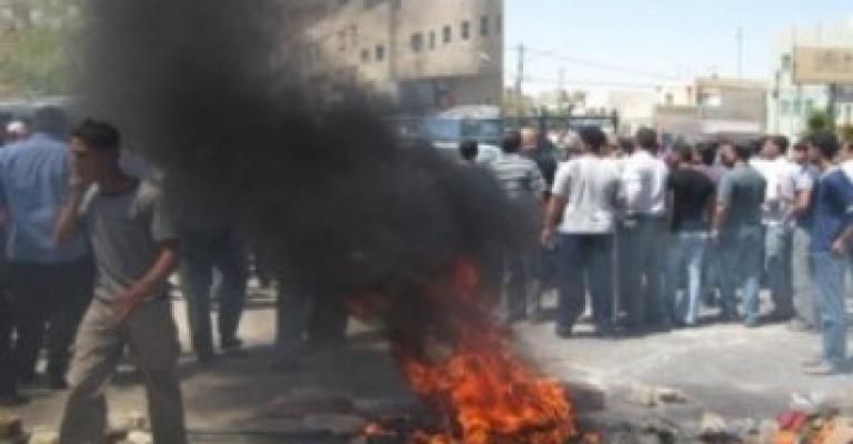 عاطلون عن العمل يغلقون الطريق العام بالطفيلة