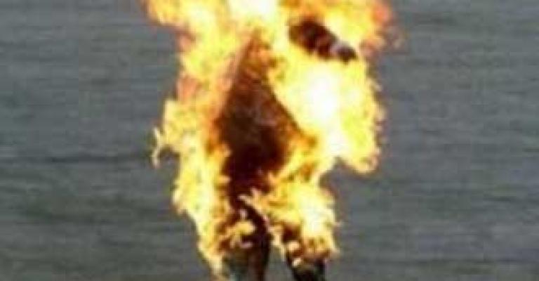 موظف سابق في الأمانة يحرق نفسه وسط البلد