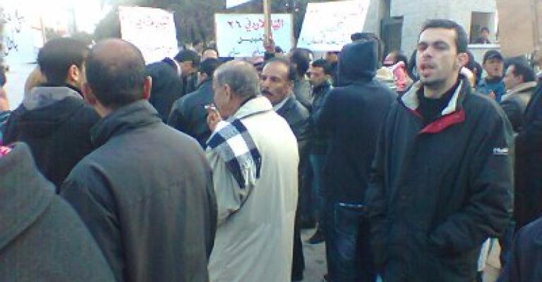معتصمون أمام محافظة اربد: لقمة العيش تحرقنا