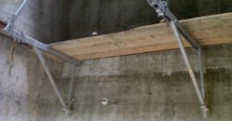 سقوط عامل مصري من الطابق الثالث