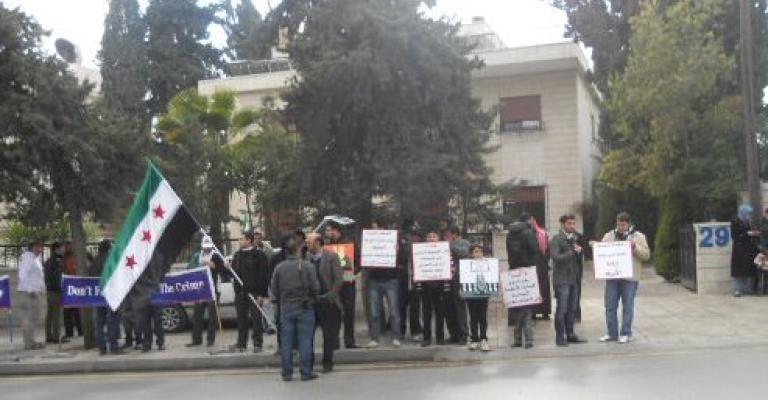 وقفة احتجاجية أمام السفارة الروسية لمواقفها من الأحداث السورية