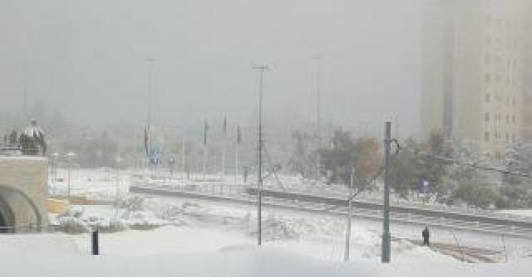 الثلج يتساقط على العاصمة والمحافظات