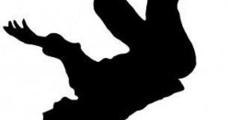 إصابة عامل وافد اثر حادث سقوطه عن الطابق الرابع