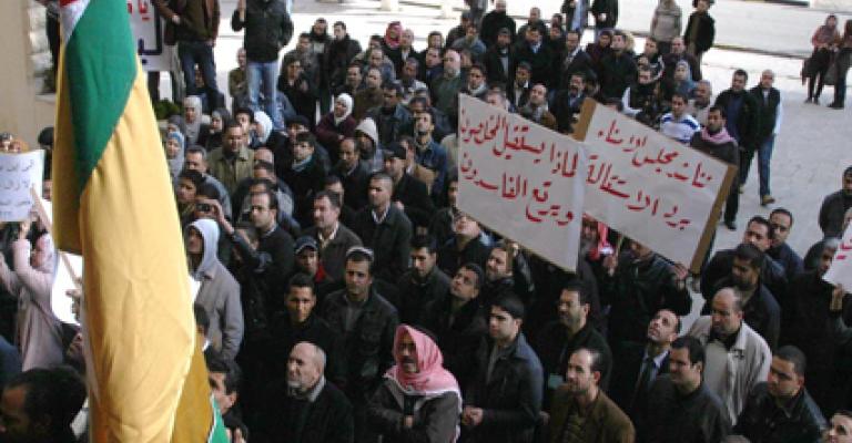 موظفو الأردنية يستقبلون الزعبي باعتصام