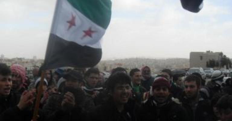 سوريون أمام سفارتهم ضد النظام.. واعتصام ضد التدخل القطري