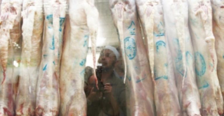 "تجار المواد الغذائية": الإجراءات التعسفية تهدد سوق اللحوم