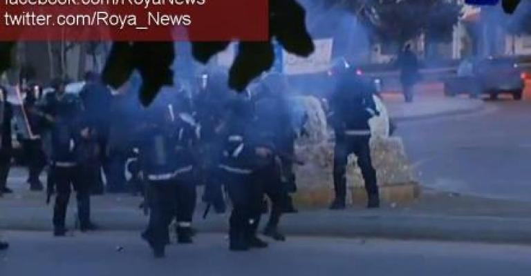 تفريق مؤازري العبادي بالغاز المسيل.. وإصابات بين رجال الأمن