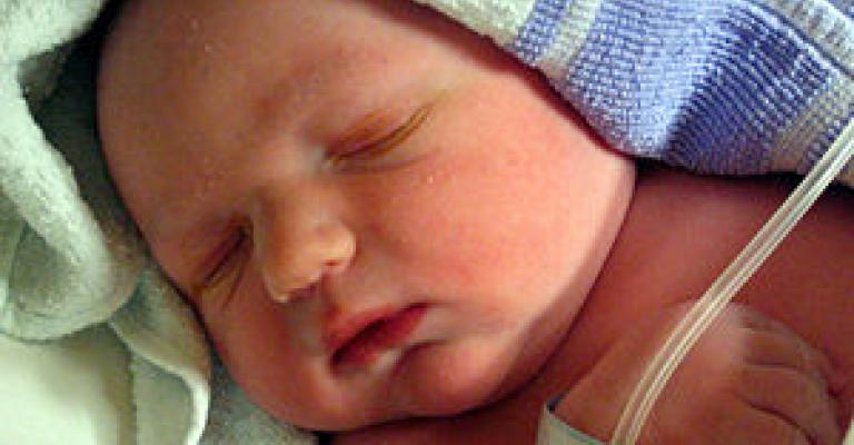 المفرق: سيدة تلد داخل سيارة الإسعاف