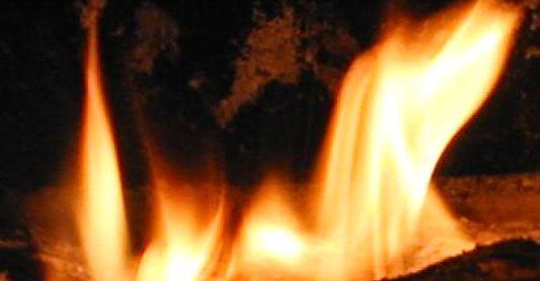 إصابة 17 شخصا إثر حريق مصنع بالزرقاء