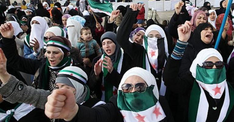 طلبة الأردنية يعلقون نشاطاتهم لإغاثة الشعب السوري