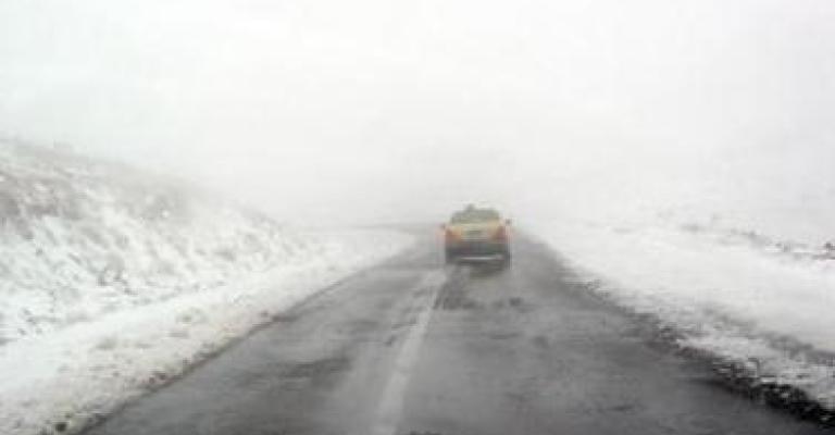 الثلج يتواصل: الطرق سالكة بحذر وتأجيل الدراسة