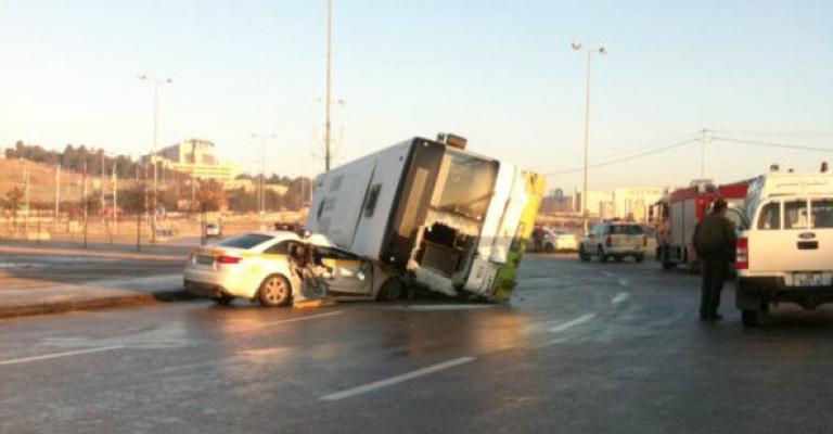 أبو علندا: 18 إصابة في تصادم بين باص موظفين وقلاب 