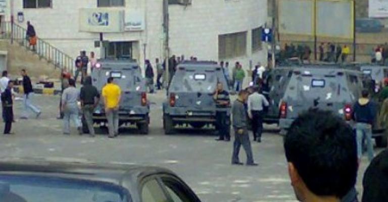 السلط: الطلاب يحتجون على نتائج التوجيهي والأمن يتدخل