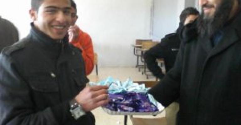 المعلمون يوزعون الحلوى على الطلاب.. صور 