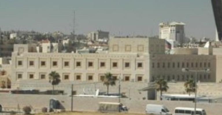 8 سيارات من السفارة الأمريكية للتنمية الاجتماعية بـ70 ألف دينار