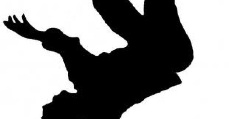 إصابة شخص سقط عن الطابق الثالث