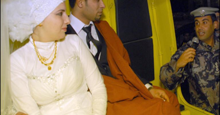 الدفاع المدني يكمل فرحة عروسين علقا في الثلج 