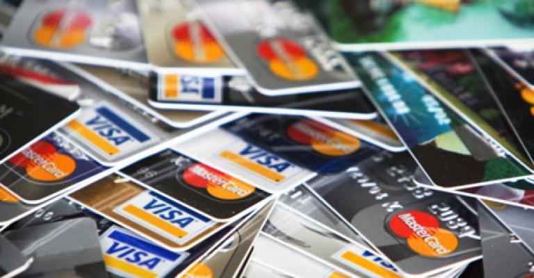 القبض على موظف زور 300 بطاقة وسحب أموال العملاء