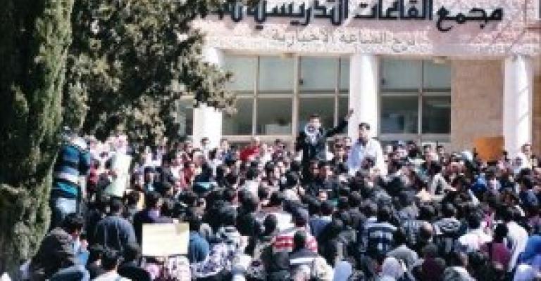 دكتور إسرائيلي يدخل الأردنية بالاحتيال والطلاب يمنعونه