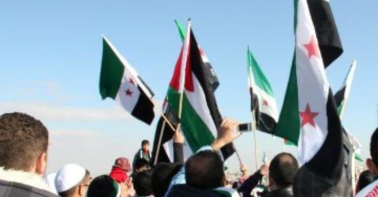 سوريون يؤدون صلاة الجمعة أمام سفارتهم