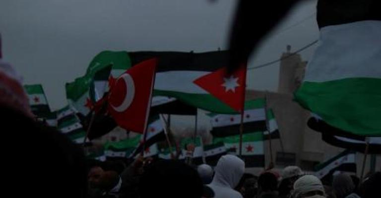 معتصمون أمام السفارة السورية: "الثورة مستمرة"