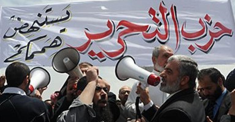 الإسلاميون يجمعون تبرعات.. والتحريريون يعتصمون نصرة لأهل الشام