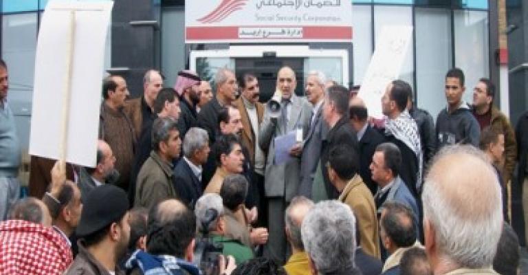 متقاعدو الضمان يعتصمون أمام الرئاسة