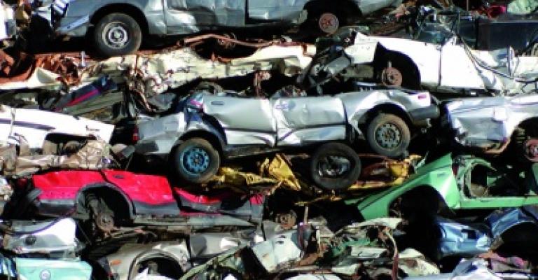 إخماد حريق مستودع سكراب سيارات